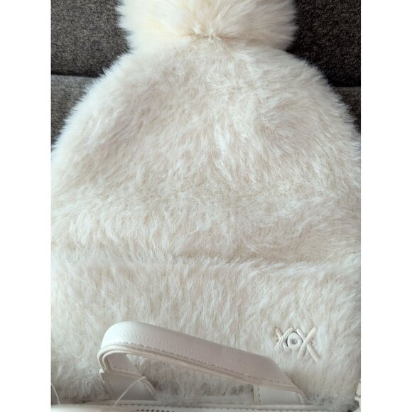 Betsey Johnson White Faux Fur Beanie & Bag Set With Embossed Apres Design And XO - Picture 6 of 8